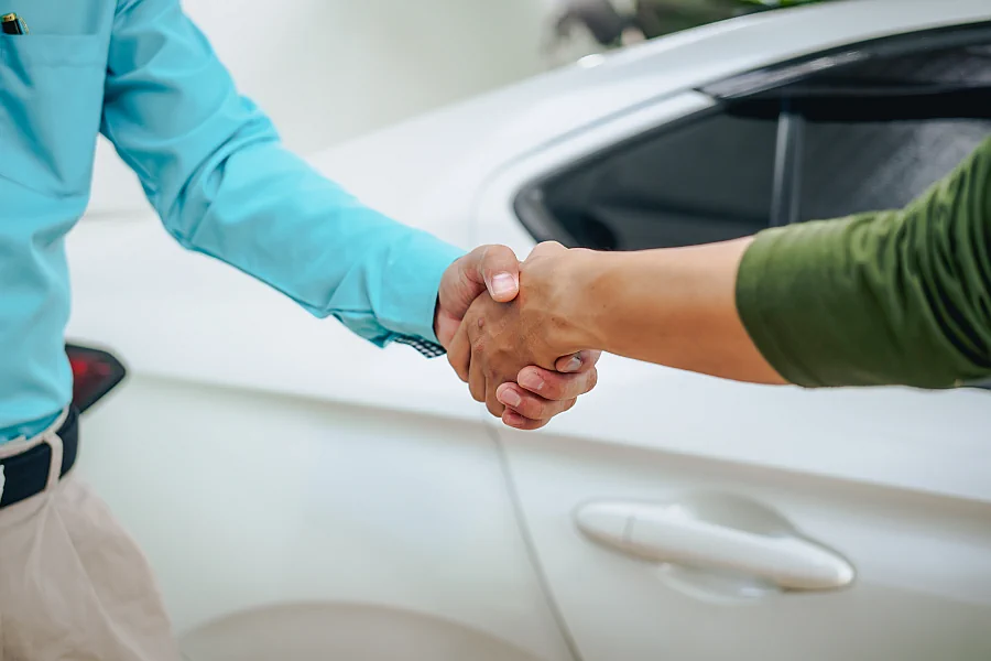 Výkup aut - Autovykup Express - asian-clients-engage-with-a-car-insurance-agent-be-2025-02-15-13-44-53-utc.webp